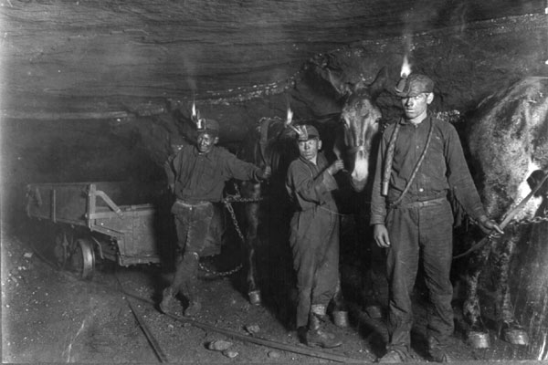 在早期的采矿中，对安全的重视程度不够，因此伤亡人数也是最高的。